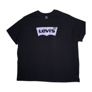 👕 Remera negra de corte estándar para hombre marca Levi's. Gran logo Batwing estampado en el pecho con diseño de remolinos en tonos uva y blanco. Palabra "Levi's" estampada en blanco debajo del logo