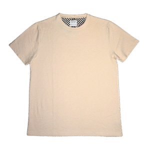 👕 Remera de manga corta para hombre marca Cactus Man "Ricky Singh Textured Knit" color arena con textura de punto. Cuello redondo con estampado interior de cuadros en blanco y negro. Confeccionada en poliéster