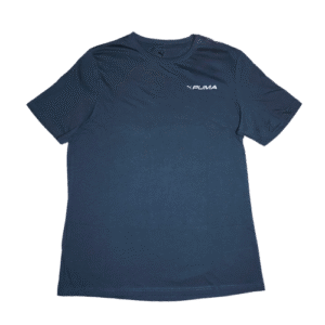 👕 Remera gris ceniza de corte estándar para hombre marca Puma. Pequeño logo del felino y palabra "PUMA" estampados en blanco en el lado izquierdo del pecho