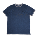 👕 Remera de manga corta para hombre marca English Laundry modelo Lions Crest color azul grisáceo lavado. Cuello redondo y bordes de mangas con ribete blanco y líneas negras. Logo de león bordado en el pecho izquierdo. Confeccionada en algodón 100%