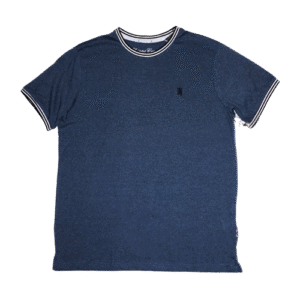 👕 Remera de manga corta para hombre marca English Laundry modelo Lions Crest color azul grisáceo lavado. Cuello redondo y bordes de mangas con ribete blanco y líneas negras. Logo de león bordado en el pecho izquierdo. Confeccionada en algodón 100%