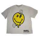 👕 Remera blanca de corte holgado para hombre o mujer marca Smileyworld. Estampa de cara feliz con guiño estilo graffiti en el pecho.