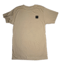 👕 Remera beige ecru de corte estándar para hombre marca Chomp. Pequeño logo de dientes en el pecho y gran estampa de esqueleto caminando bajo escalera con leyenda "BAD LUCK CLUB" en la espalda