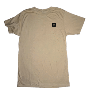 👕 Remera beige ecru de corte estándar para hombre marca Chomp. Pequeño logo de dientes en el pecho y gran estampa de esqueleto caminando bajo escalera con leyenda "BAD LUCK CLUB" en la espalda