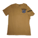 👕 Remera color khaki de manga corta para hombre marca CR24. Parche bordado de oso en el pecho. Estampa grande de oso y leyenda "STAY TRUE" en la espalda
