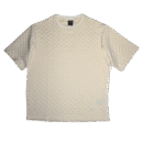 👕 Remera color crudo (ecru marfil) de manga corta para hombre marca Saint Studio. Confeccionada en poliéster grueso con textura en relieve de pequeños cubos geométricos. Cuello redondo con ribete a tono