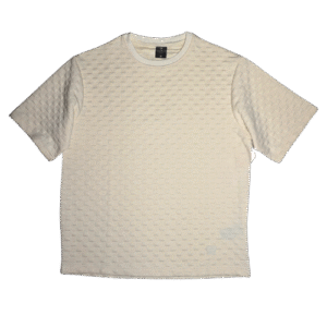 👕 Remera color crudo (ecru marfil) de manga corta para hombre marca Saint Studio. Confeccionada en poliéster grueso con textura en relieve de pequeños cubos geométricos. Cuello redondo con ribete a tono