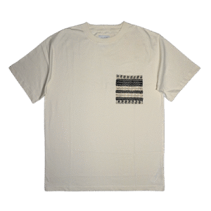 👕 Remera color crema marfil de manga corta para hombre marca Cactus Man "Ricky Singh Textured Knit". Confeccionada en poliéster texturizado. Bolsillo de parche en el pecho con diseño tejido en hilo de color azul y marfil. Cuello redondo