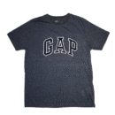 👕 Remera gris jaspeado de corte clásico para hombre o mujer marca GAP. Logo GAP en forma de arco bordado en color blanco con contorno negro en el pecho