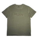 👕 Remera verde iguana de corte estándar para hombre marca Hurley "Signature SS Graphic Tee". Logo de Hurley en estilo de firma bordado en color marrón en el lado izquierdo del pecho, con la leyenda "SURF CO." debajo
