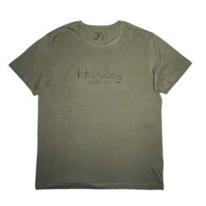 👕 Remera verde iguana de corte estándar para hombre marca Hurley "Signature SS Graphic Tee". Logo de Hurley en estilo de firma bordado en color marrón en el lado izquierdo del pecho, con la leyenda "SURF CO." debajo