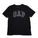 👕 Remera negra de corte clásico para hombre o mujer marca GAP. Logo GAP en forma de arco bordado en color blanco con contorno gris en el pecho.