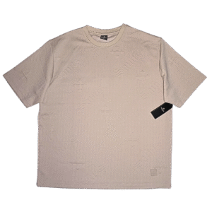 👕 Remera color beige de manga corta para hombre marca Saint Studio. Confeccionada en poliéster grueso con textura en relieve que incluye el nombre y logo de la marca. Cuello redondo