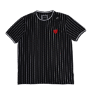 👕 Remera negra con rayas verticales blancas de manga corta para hombre marca Cactus Man "Ricky Singh Textured Knit". Confeccionada en algodón texturizado. Corazón rojo bordado "roto" en el lado izquierdo del pecho. Cuello redondo y bordes de mangas en color blanco