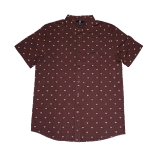 👕 Camisa de manga corta para hombre marca Volcom modelo Warbler SS Woven color marrón con estampado de pequeños símbolos "+" en beige. Cuello abotonado, cierre frontal con botones y bolsillo en el pecho con etiqueta del logo. Confeccionada en algodón