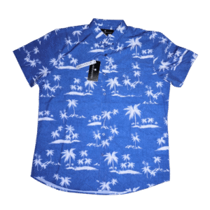 👕 Camisa de manga corta para hombre marca Lantkaisurf color azul con estampado de palmeras blancas. Confeccionada en tejido de poliéster con stretch. Cuello clásico y bolsillo en el pecho