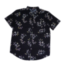 👕 Camisa de manga corta para hombre marca Billabong modelo Chase SS color negro con estampado abstracto de "olas" en blanco, amarillo, rosa y celeste. Cuello abotonado, cierre frontal con botones y bolsillo en el pecho con etiqueta del logo. Confeccionada en algodón