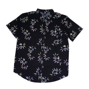 👕 Camisa de manga corta para hombre marca Billabong modelo Chase SS color negro con estampado abstracto de "olas" en blanco, amarillo, rosa y celeste. Cuello abotonado, cierre frontal con botones y bolsillo en el pecho con etiqueta del logo. Confeccionada en algodón
