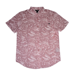 👕 Camisa de manga corta para hombre marca Billabong modelo Chase SS color rosado uva con estampado de hojas abstractas blancas. Cuello abotonado, cierre frontal con botones y bolsillo en el pecho con etiqueta del logo. Confeccionada en algodón